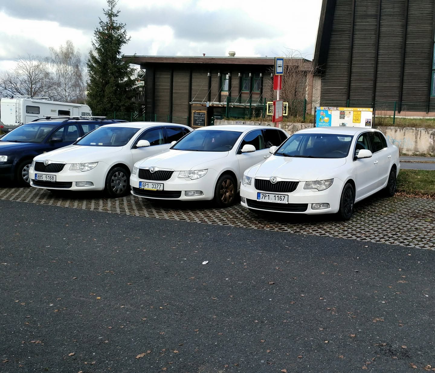 Tři bílé Škody Superb vozového parku Profi Taxi