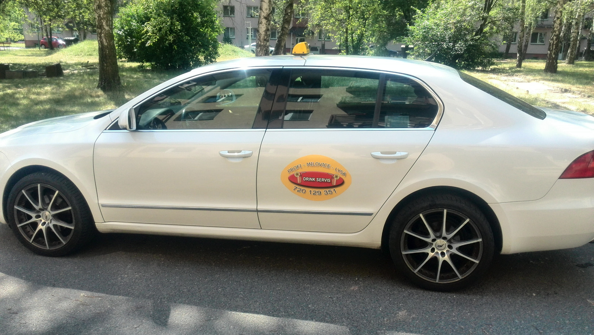 Bílá Škoda Superb Profi Taxi s označením Drink servis